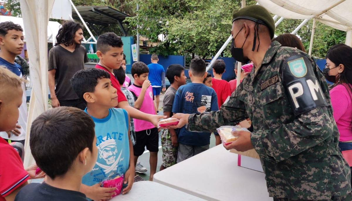 Los pequeños recibieron una merienda por parte de los elementos del Batallón de la Policía Militar Del Orden Público.