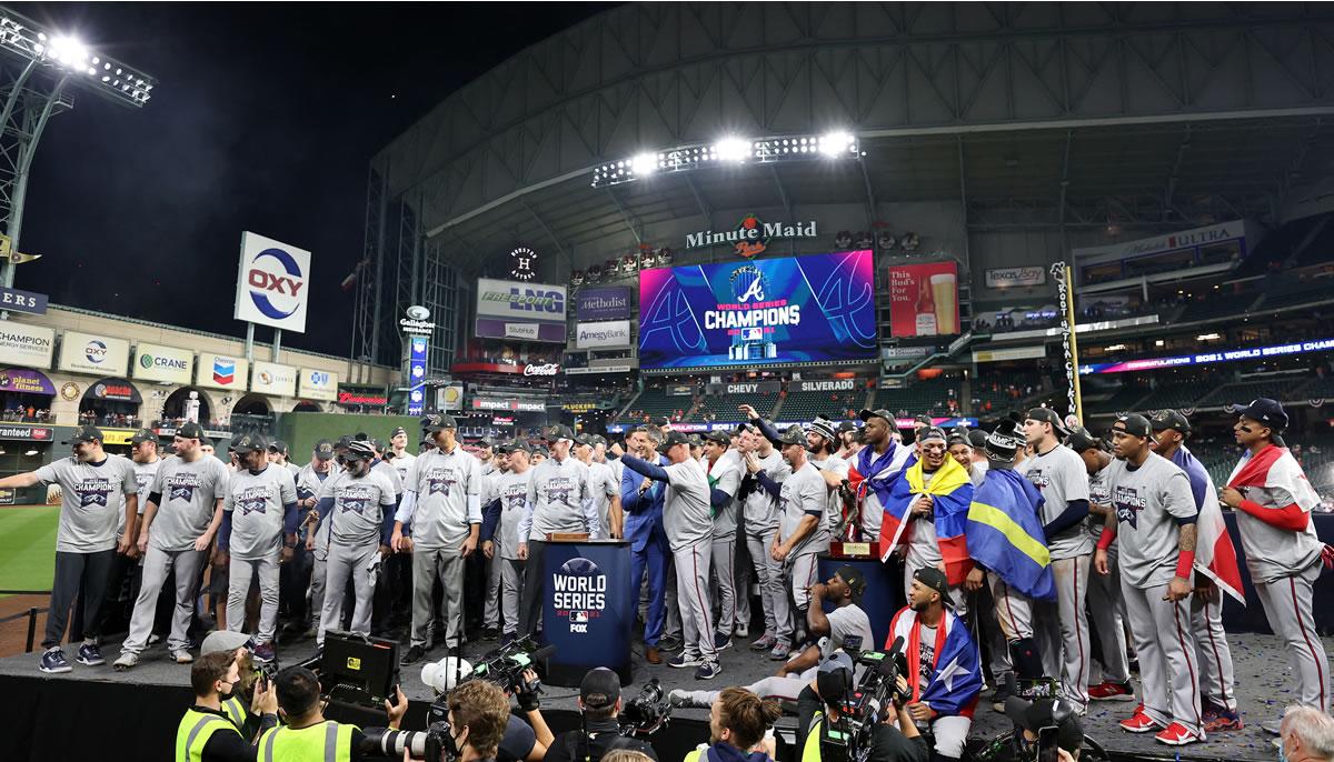 Los Bravos celebran con el trofeo de campeones de la Serie Mundial de Béisbol.