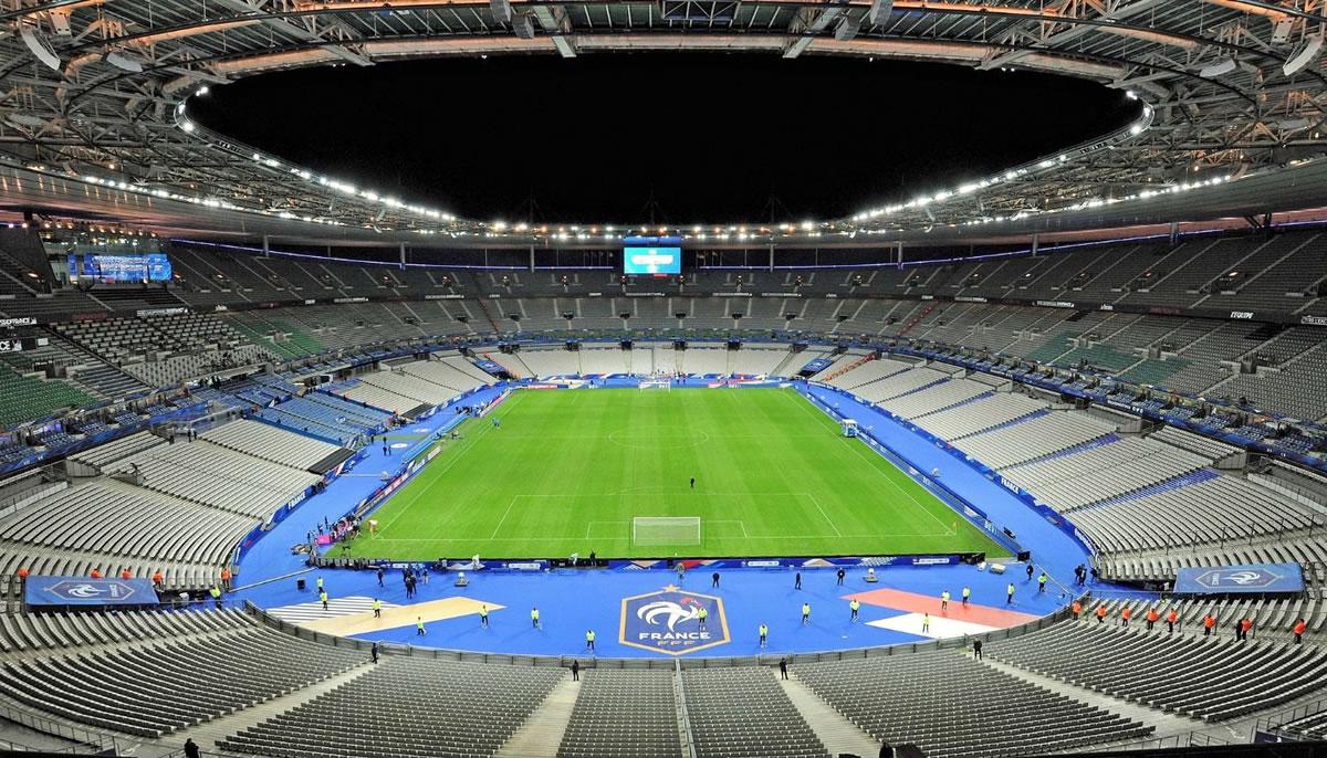 El Stade de France, situado a las puertas de París, es el estadio más grande de Francia con un aforo de 81 338 espectadores.