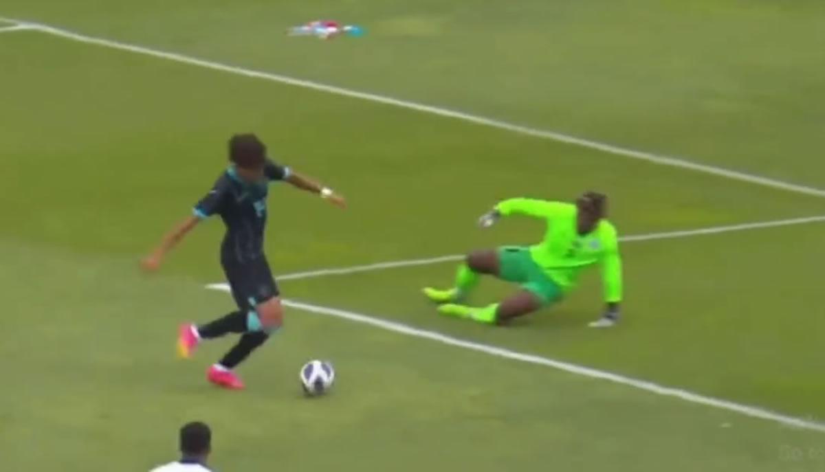 Así dejó David Ruiz al portero de República Dominicana para luego marcar su golazo.