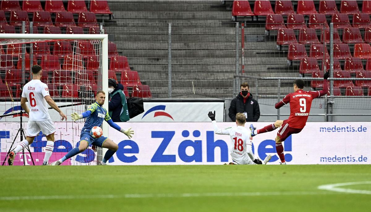 Robert Lewandowski inauguró la cuenta con este derechazo.