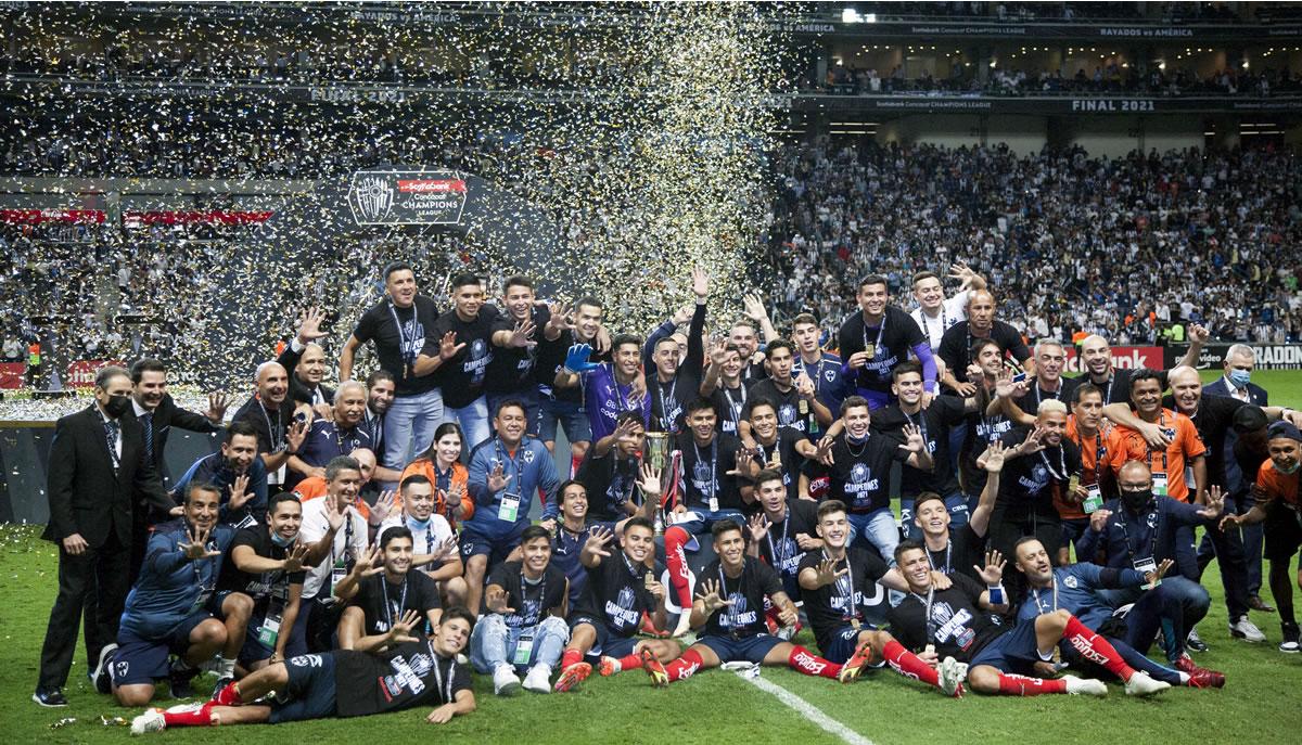 El plantel del Monterrey posando con el trofeo de la Concachampions.