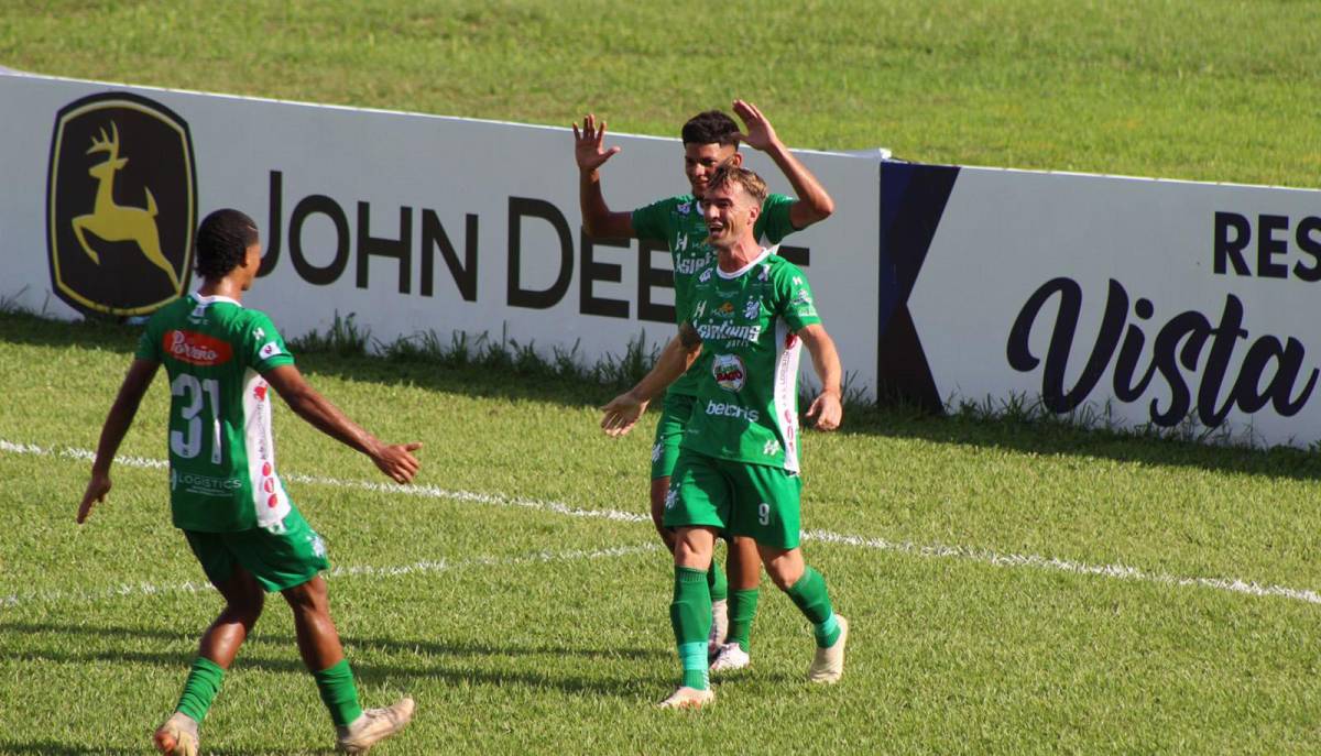 Álvaro Klusener festejando su golazo de cabeza marcado en Tocoa.
