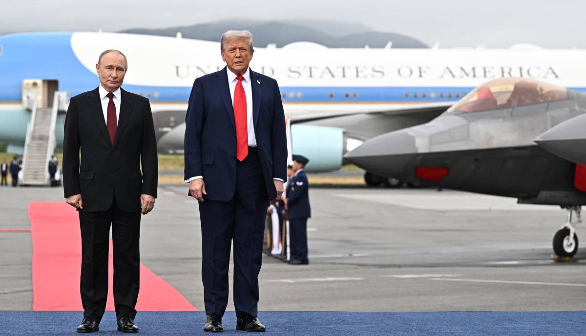 Trump exhibe el poderío militar de EEUU con bombarderos B-2 y cazas ante Putin