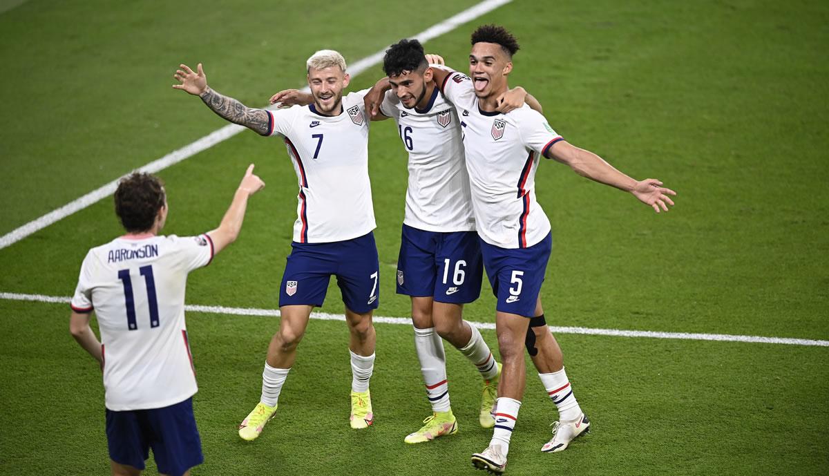 Los jugadores de Estados Unidos festejan con Ricardo Pepi.