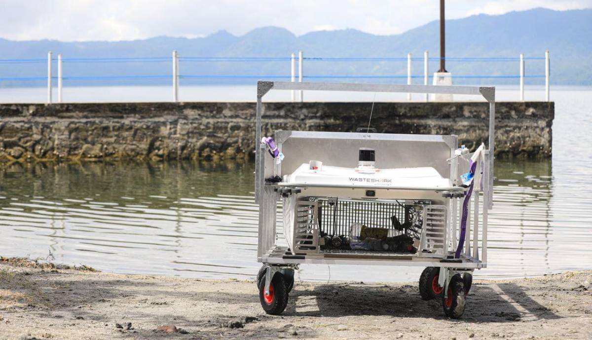 Drone acuático para limpiar lago en El Salvador.