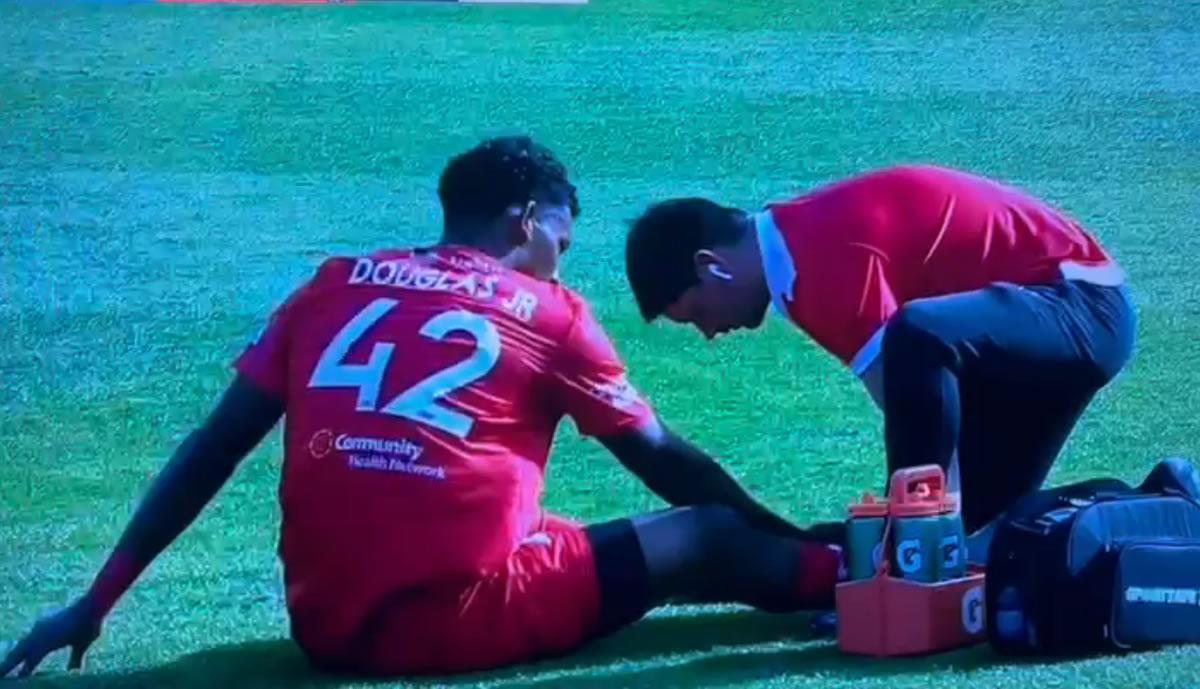 El delantero hondureño no pudo continuar en el partido y tuvo que ser sustituido.