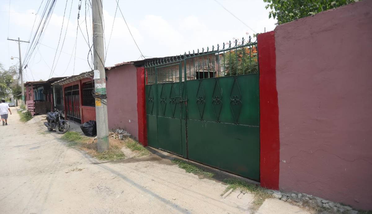 Un portón verde y blanco y pudimos constatar que aquí reside Doña Queta.