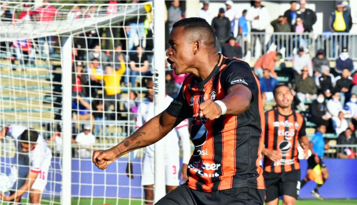 El colombiano Fabio Burbano marcó el gol del triunfo del Águila.