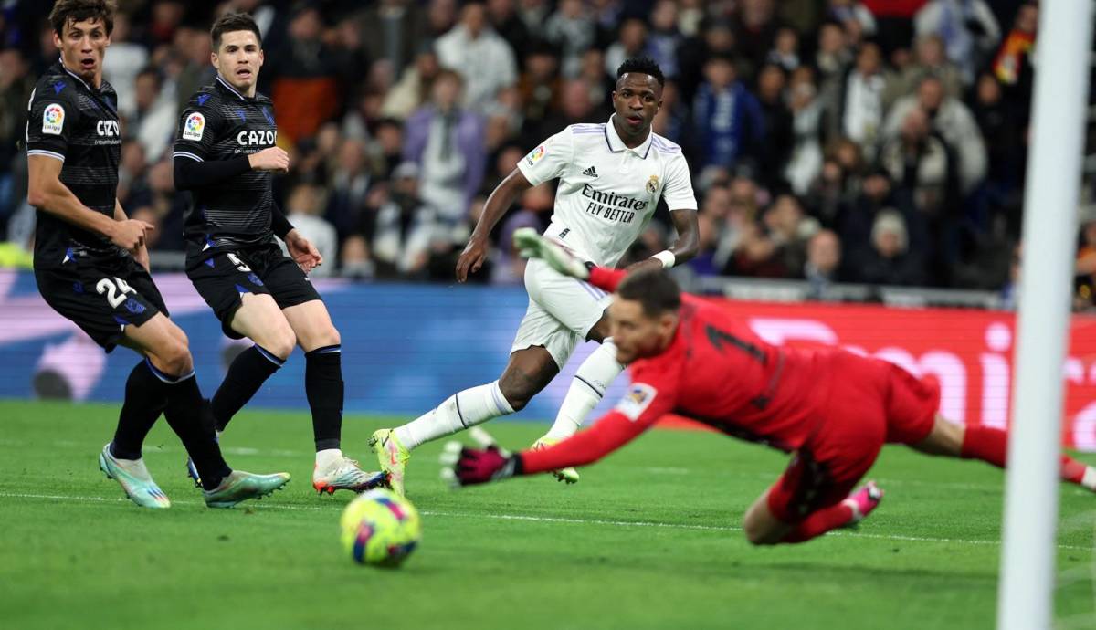 Vinicius estuvo cerca de marcarle un golazo a Álex Remiro, el balón se fue apenas a un lado del arco de la Real Sociedad.