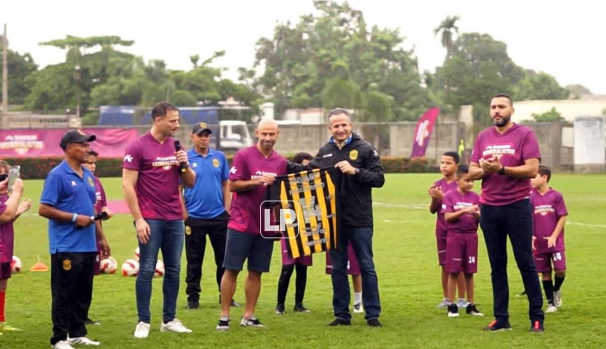 Elías Burbara y Javier MAscherano posan con la camiseta que el presidente aurinegro le entregó al exjugador argentino.