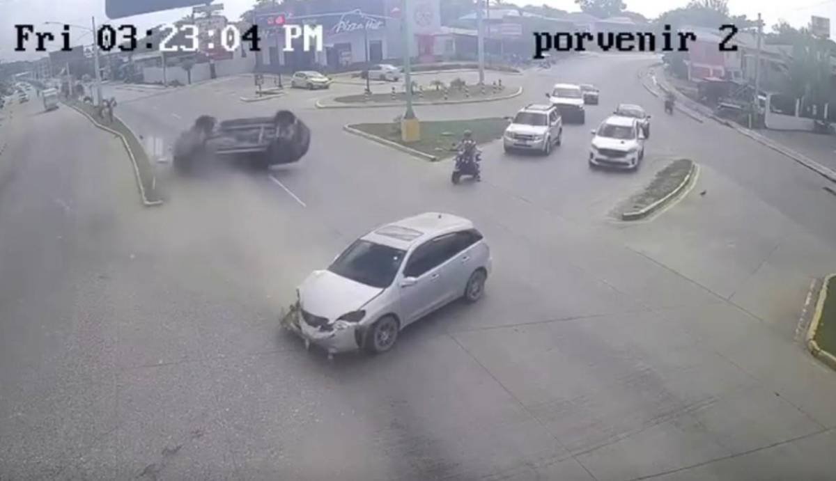 Imágenes del momento del accidente donde conductor se pasó semáforo en rojo y murió bebé