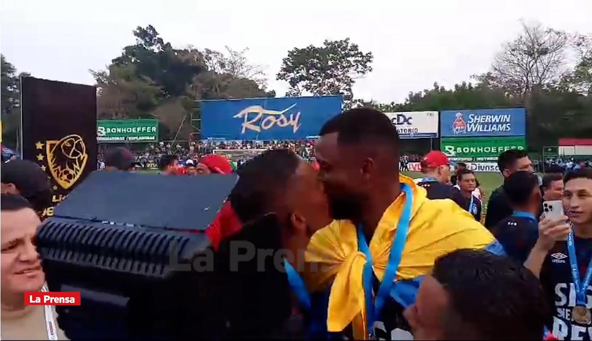 Así fue el beso de Beckeles a Arboleda.