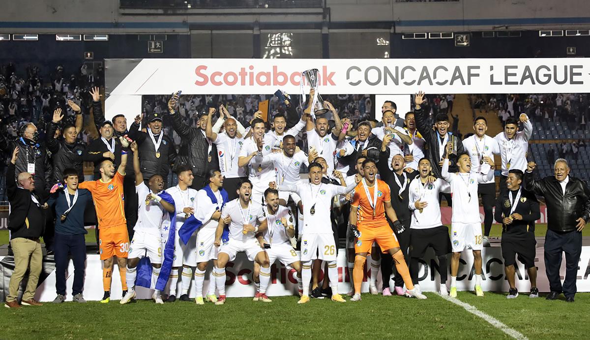 Los jugadores del Comunicaciones, entre ellos Júnior Lacayo, festejando con el trofeo de la Liga Concacaf.