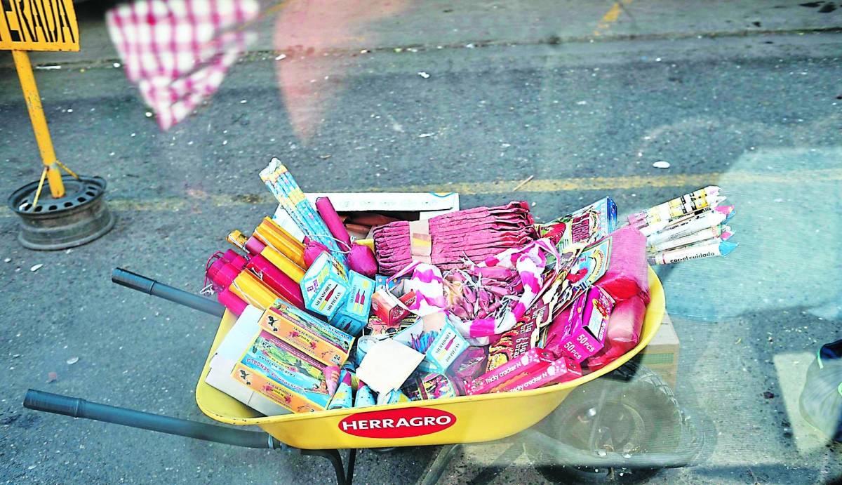 Pese a que hay ordenanza los cohetes se venden como pan caliente en SPS.