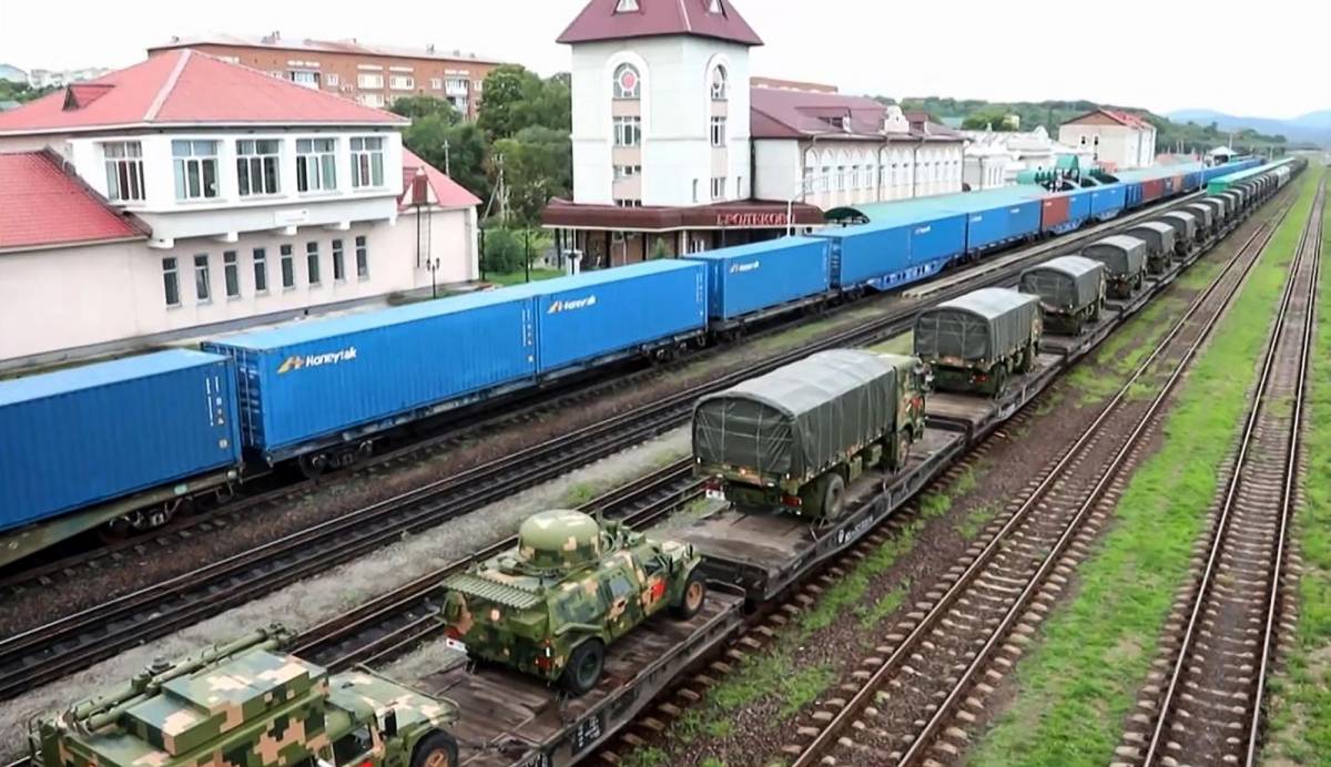 Un video divulgado por el ministerio de Defensa ruso muestra el equipo militar chino llegando a territorio ruso.