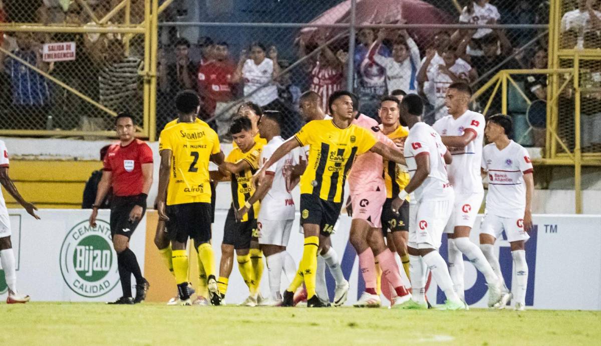 Peleas en el Real España-Olimpia, lo que pasó con Menjívar y brasileña sorprende