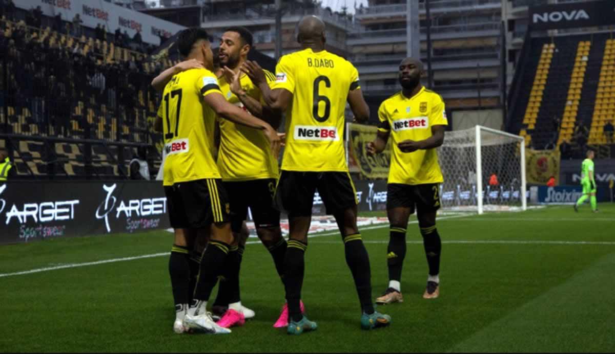 La felicitación que recibió Luis Palma de parte de sus compañeros del Aris Salónica.