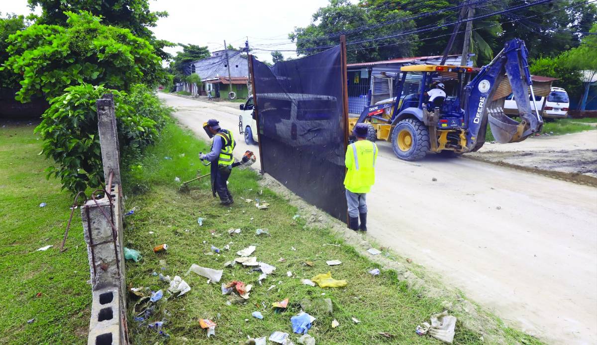 Equipos municipales en labores de chapia y terracería.