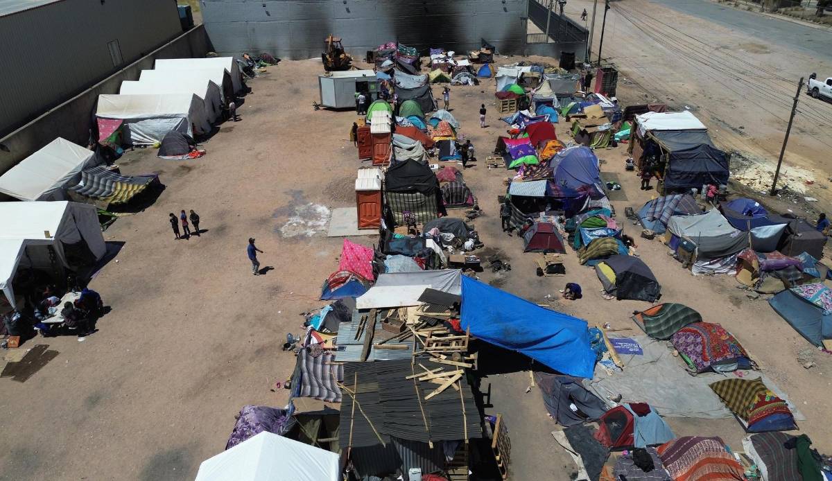 Miles de migrantes arman un campamento en el norte de México tras operativos en los trenes