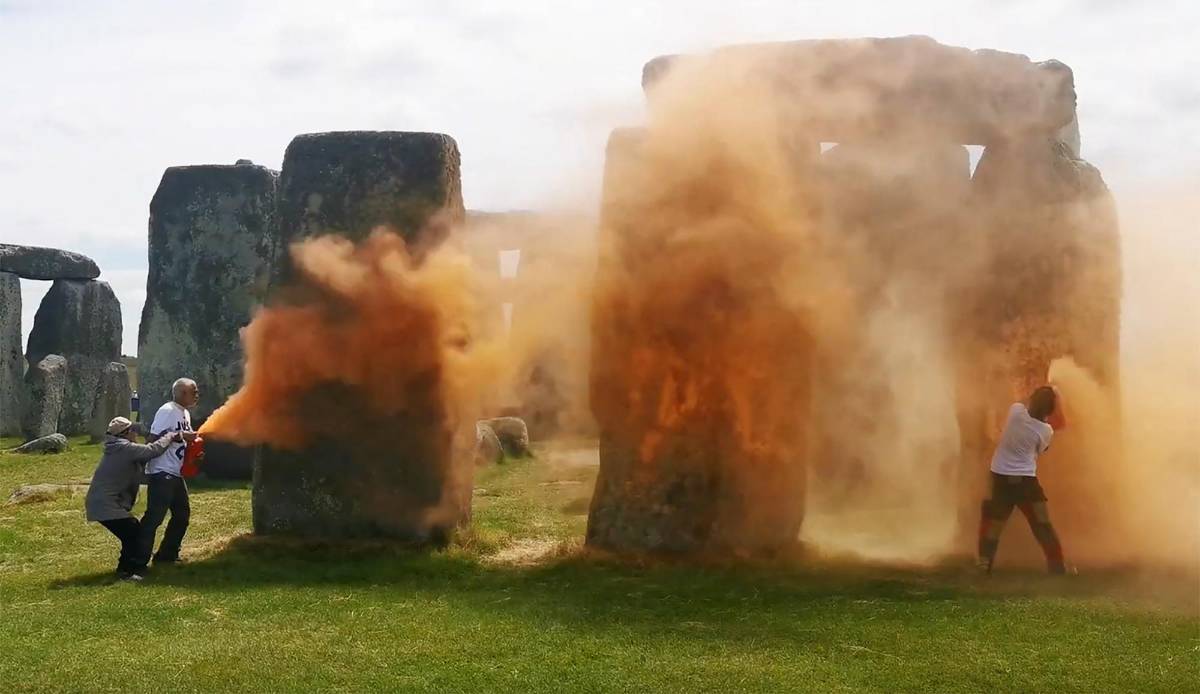 Dos ecologistas detenidos tras rociar con pintura el monumento de Stonehenge