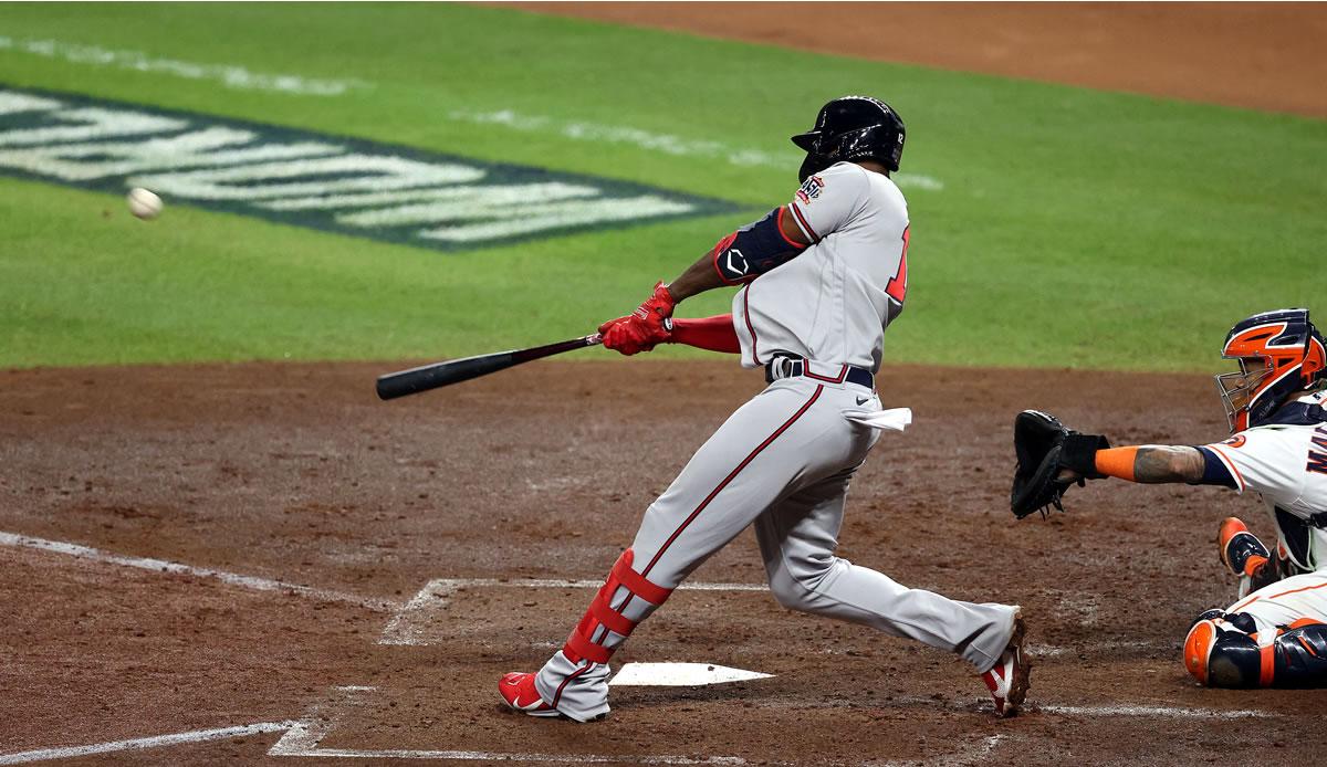 El cubano Jorge Soler conectando un jonrón para la victoria de los Bravos.