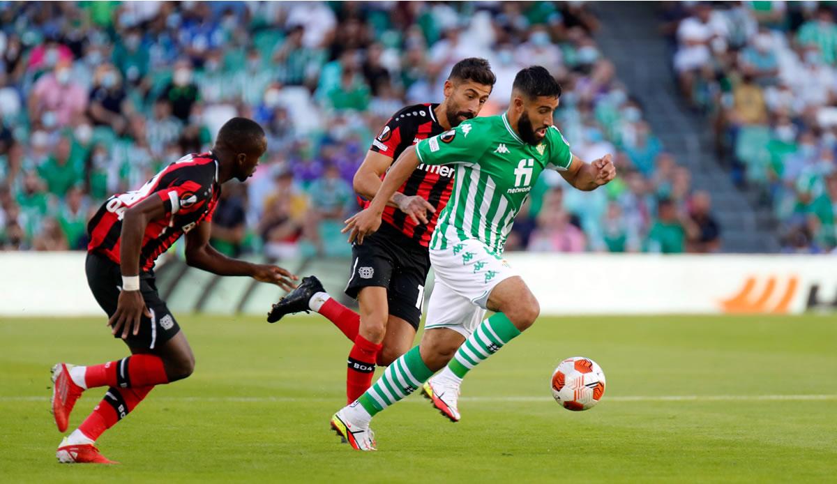 Nabil Fekir conduce el balón ante la marca de jugadores del Bayer Leverkusen.