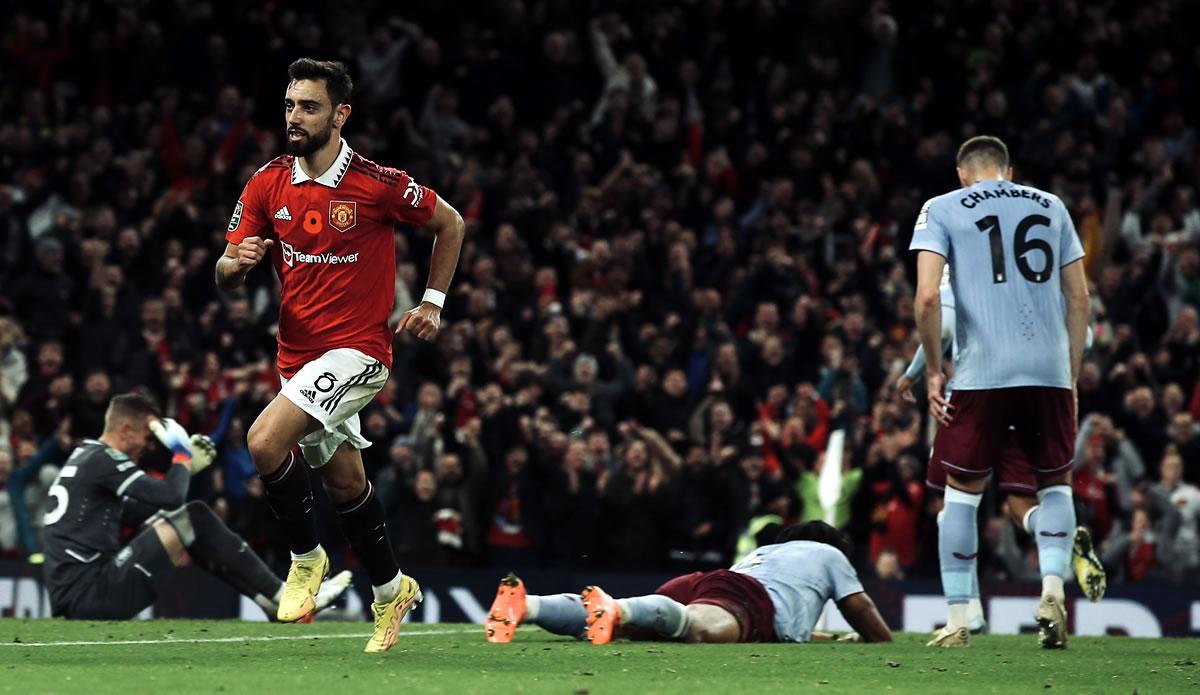 Bruno Fernandes corre a festejar su gol para la remontada del United.
