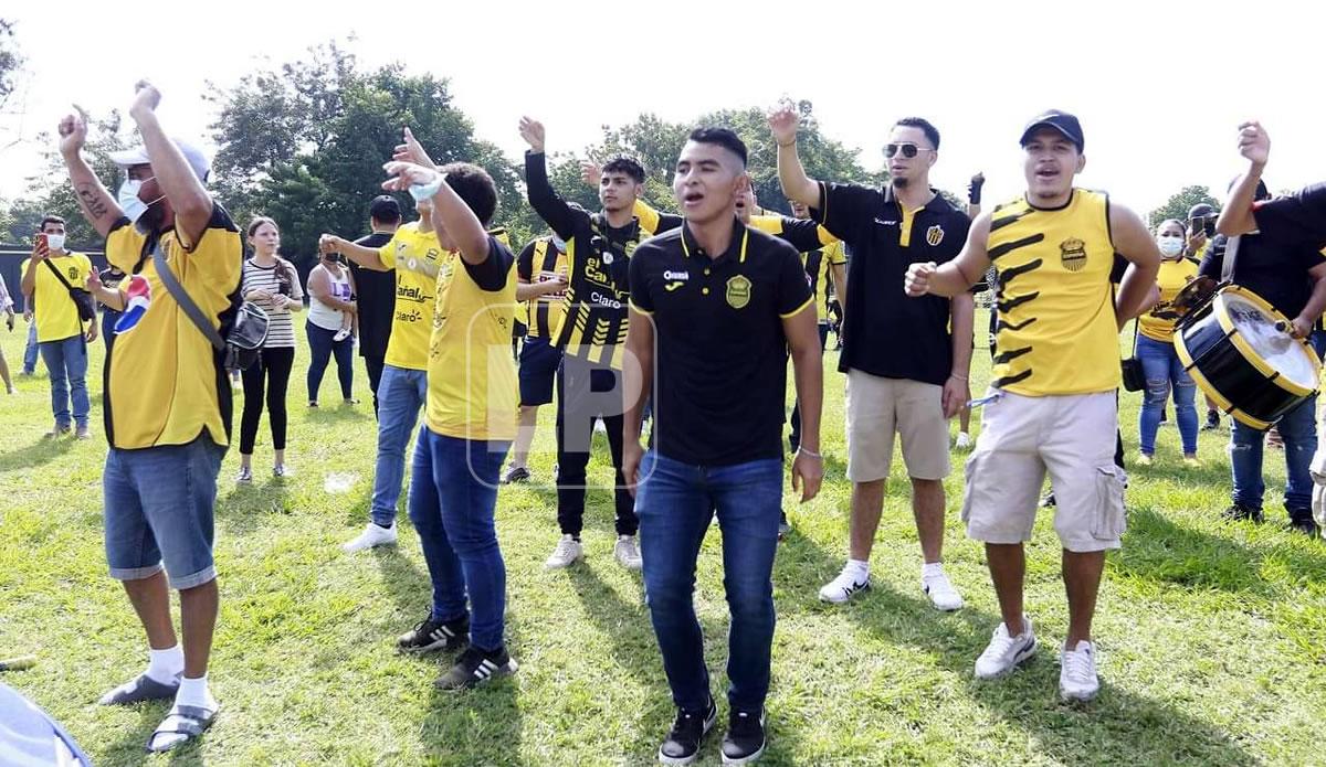 Los aficionados aurinegros alentaron al equipo antes del viaje a la capital.