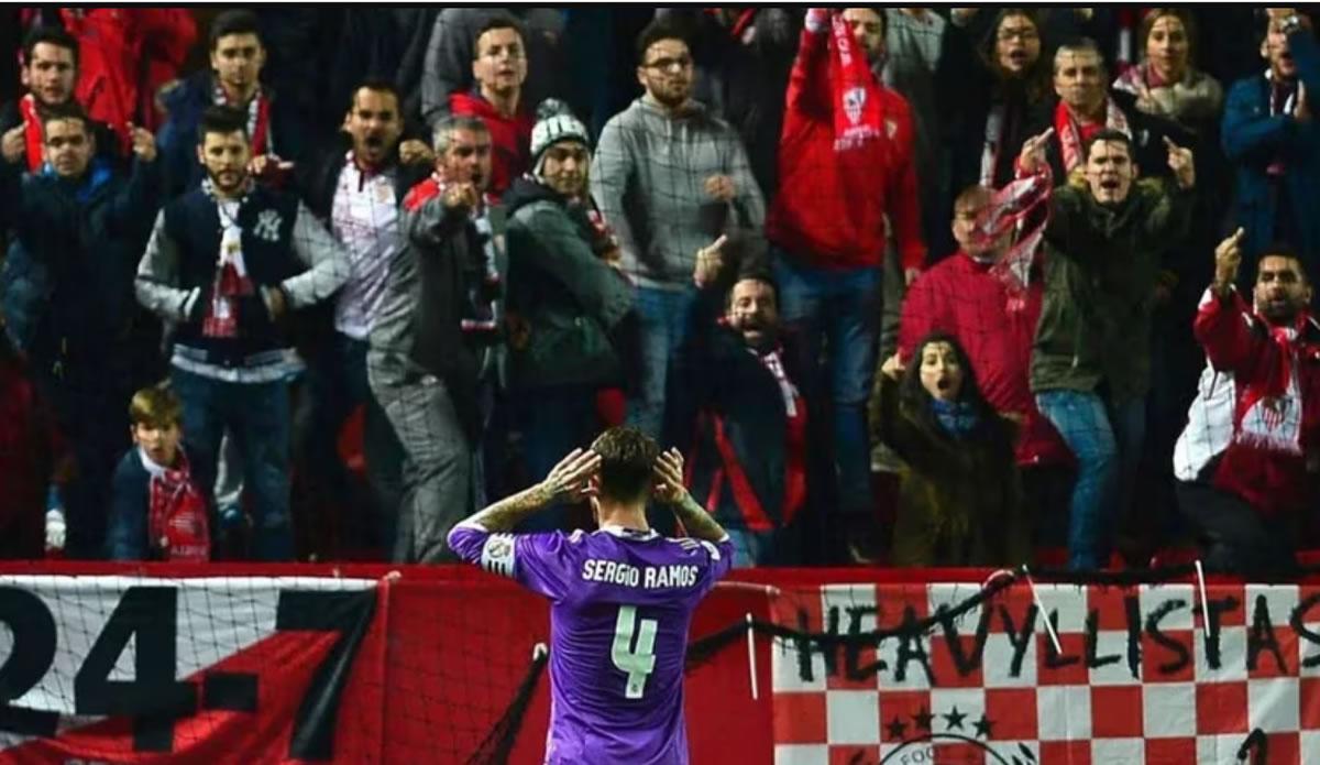 Sergio Ramos celebran un gol anotado con el Real Madrid ante el Sevilla en la Copa del Rey 2016/2017. El defensa se encaró con los aficionados.