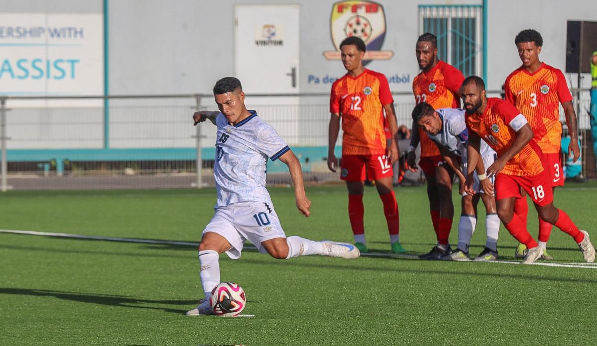 Kevin Santamaría, de penal, cerró la goleada de los salvadoreños.
