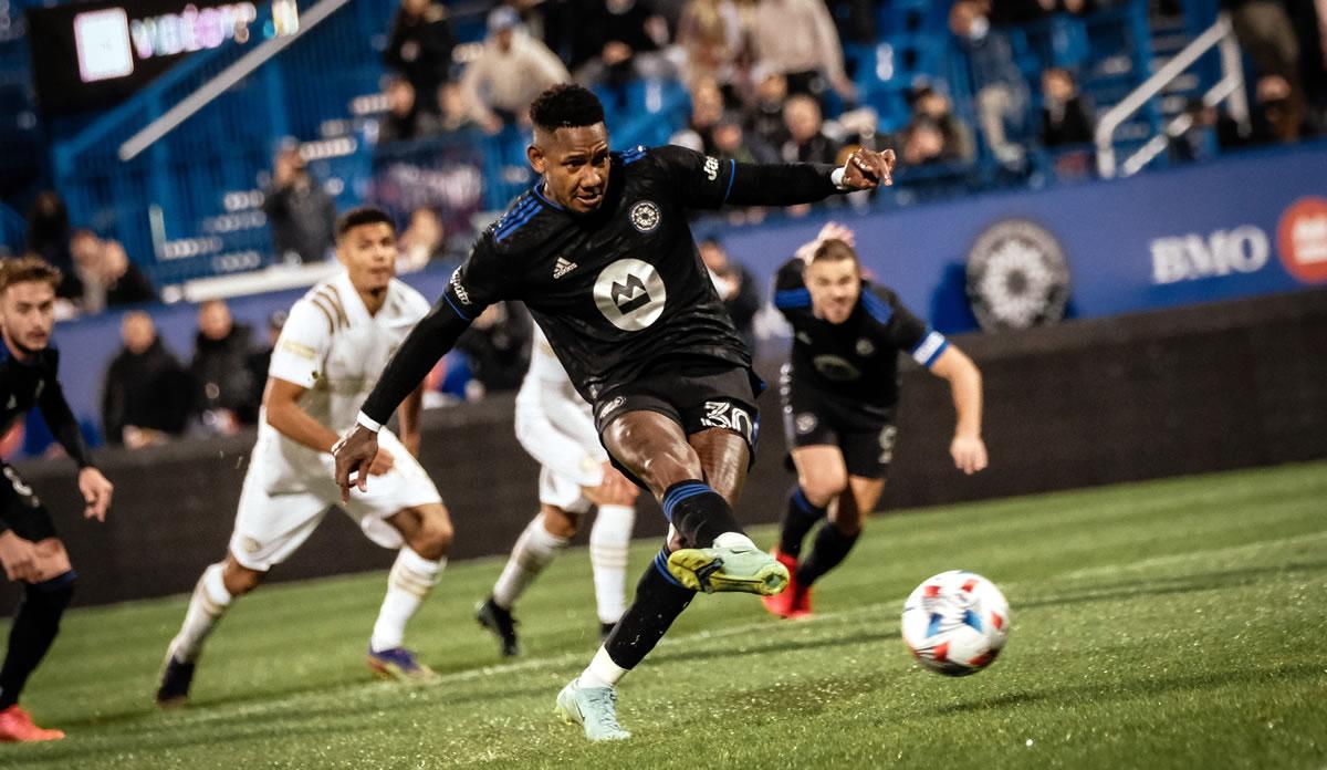 El lanzamiento de penal de Quioto para marcar su segundo gol del partido.