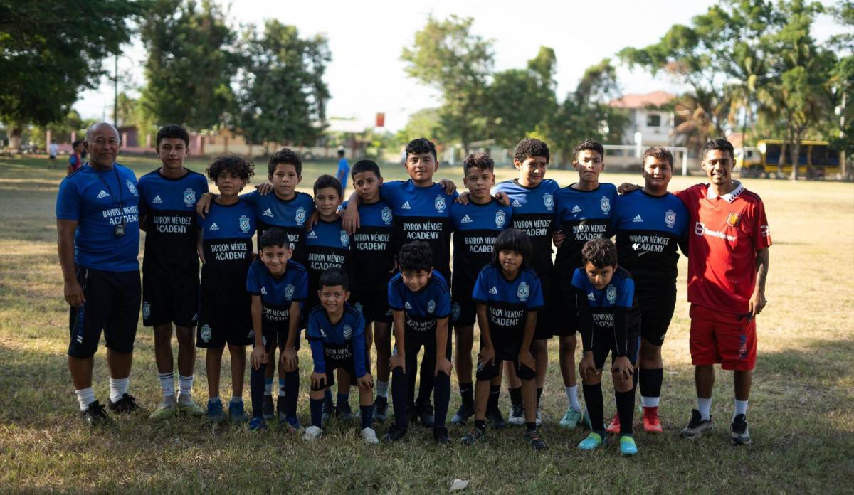 Bayron Méndez y los niños que forman parte de su Academia de Fútbol.