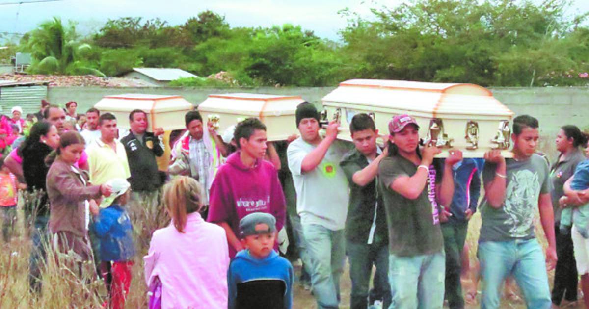En La Paz sepultan a madre y dos hijos