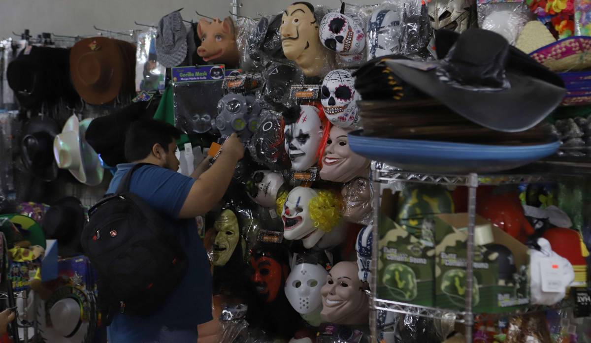 Miguel Yanes revisa unas máscaras que cotiza para una fiesta de colaboradores de la empresa privada en la que labora.