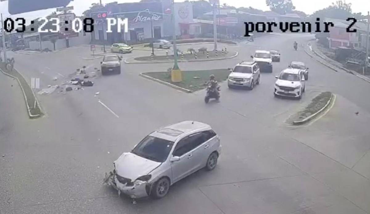 Imágenes del momento del accidente donde conductor se pasó semáforo en rojo y murió bebé