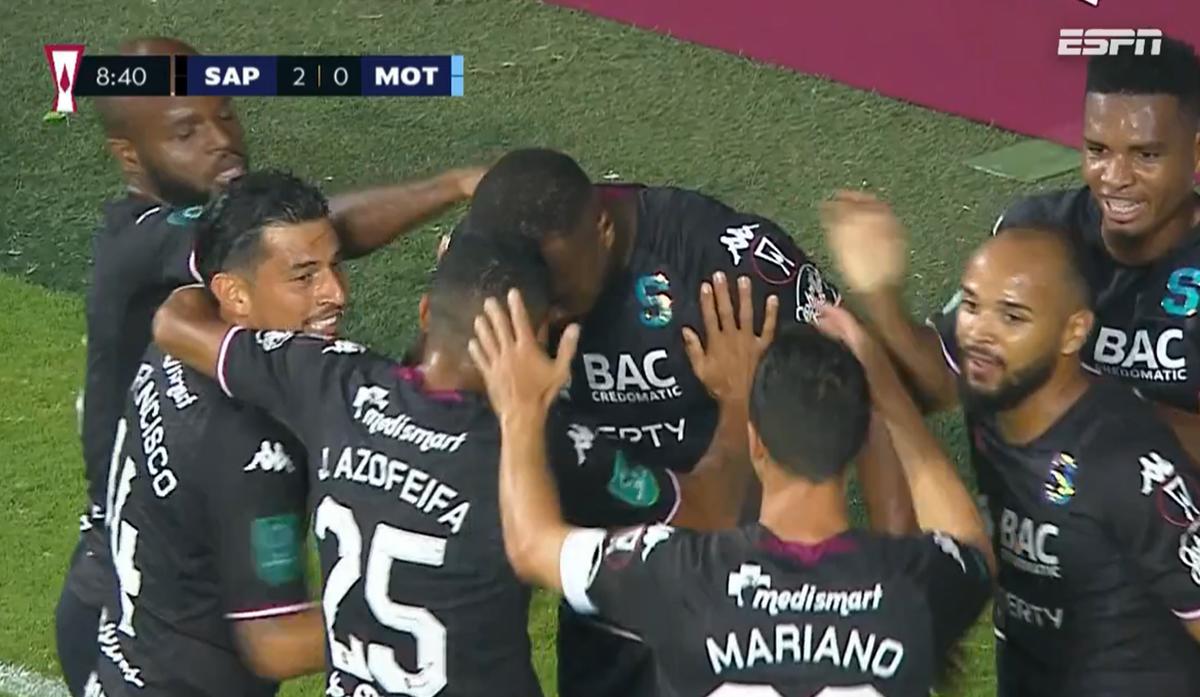 Kendall Waston celebrando su gol ante Motagua.