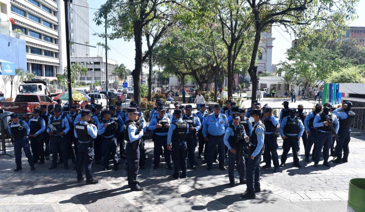 Cierran la cuarta avenida para proteger el palacio municipal