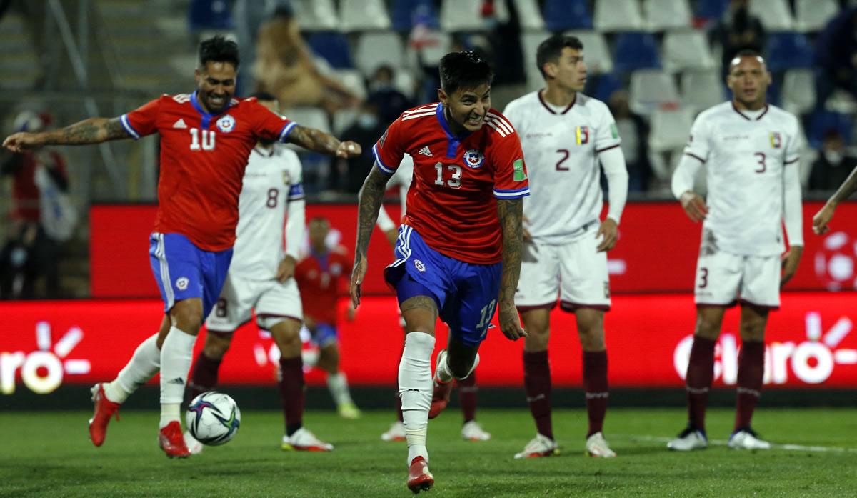 Erick Pulgar corre a celebrar uno de sus goles contra Venezuela.