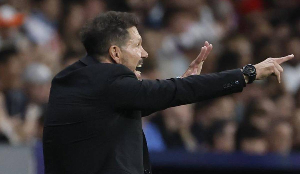 Diego Simeone, durante el partido de la LaLiga EA Sports que Atlético de Madrid y Real Madrid disputan este domingo en el estadio Civitas Metropolitano.