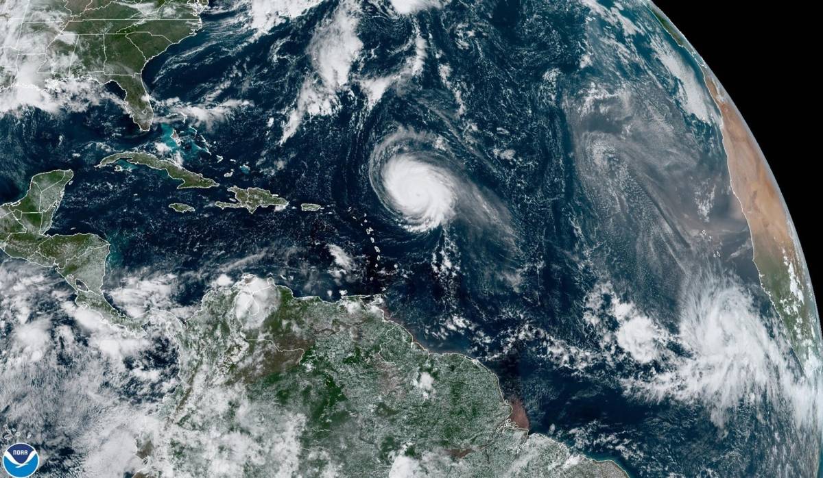 Huracán Sam se desplaza con vientos peligrosos por el Atlántico