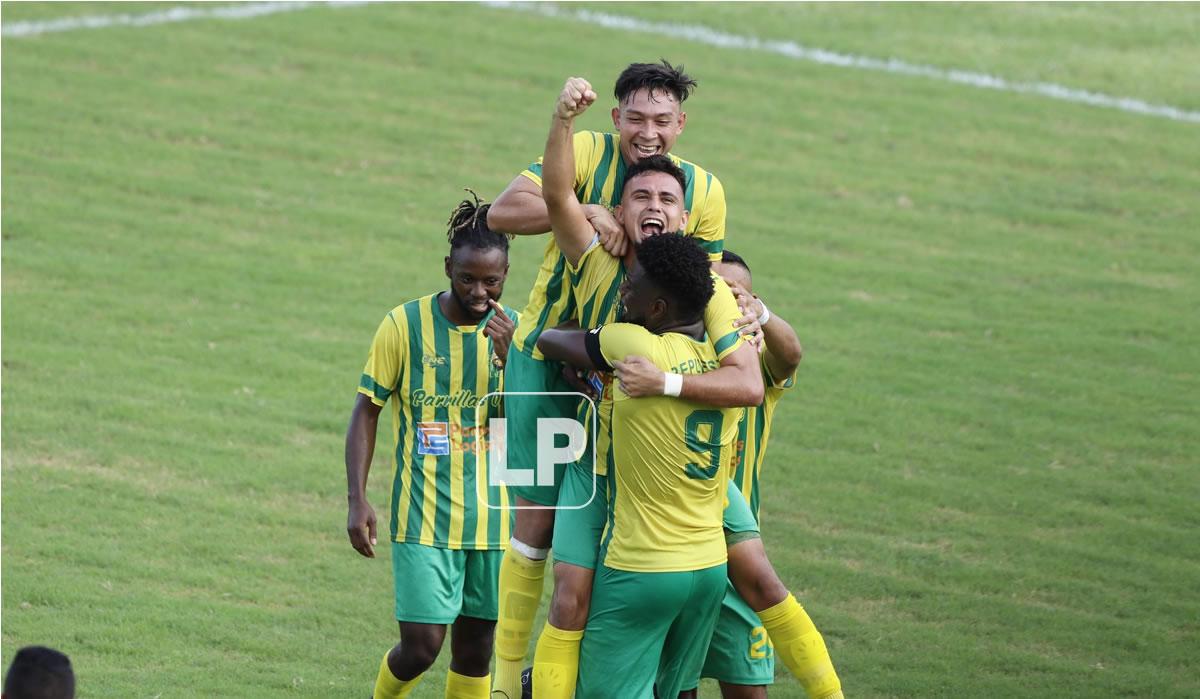 Los jugadores del Parrillas One celebrando el primer gol del partido en el estadio Luis Girón.