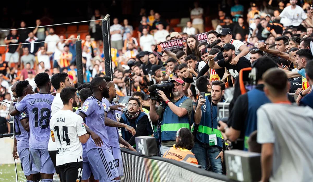 Vinicius sufrió insultos racistas por parte de aficionados del Valencia en Mestalla.