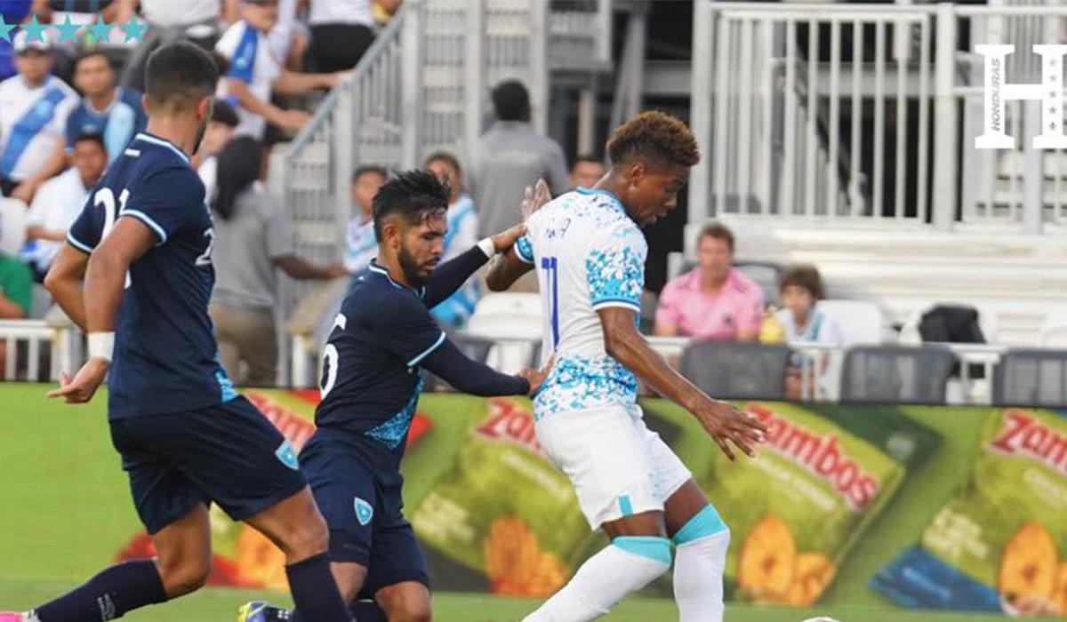 Yeison Mejía ingresó al segundo tiempo y luego se marchó lesionado.