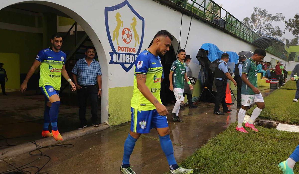 ¡Más de lo mismo! El Olancho - Marathón fue interrumpido al minuto 6