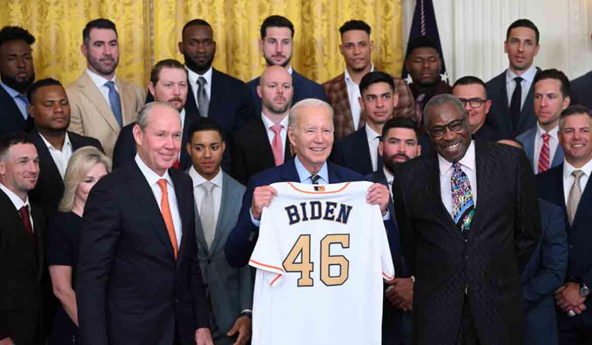 Los Astros de Houston y Mauricio Dubón le entregaron una camiseta conmemorativa del equipo.