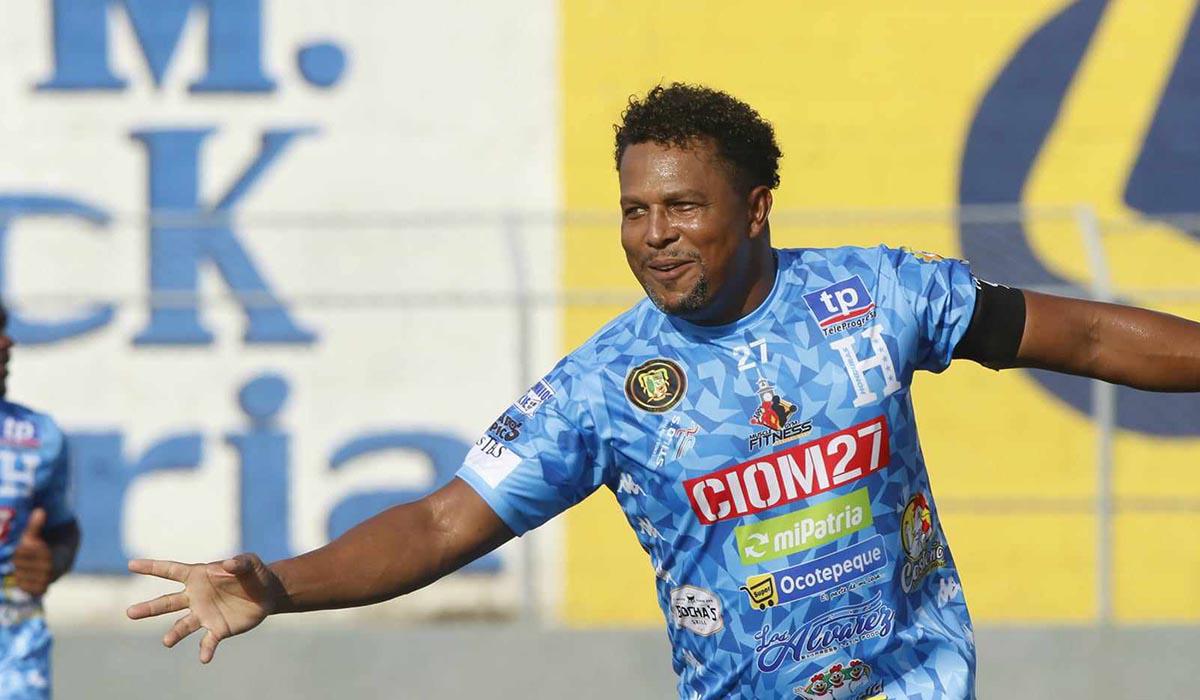 Carlos Pavón anotó un doblete en la victoria de 4-1 de leyendas de Honduras ante selección de El Progreso.