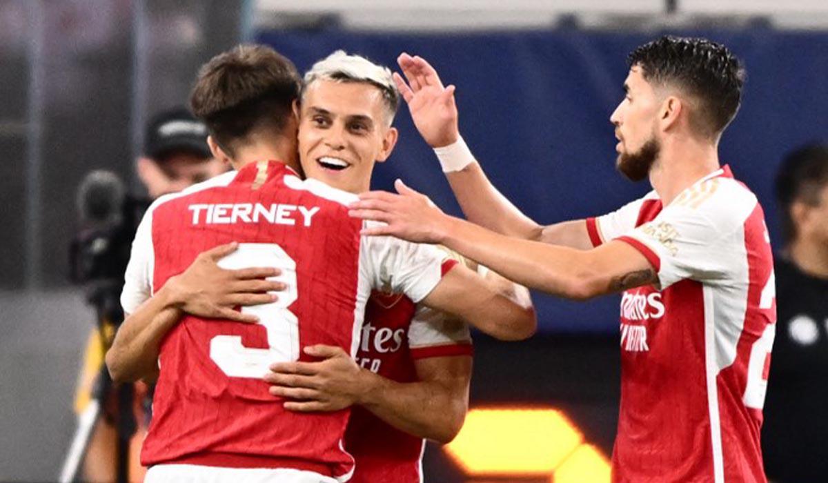 Trossard fue la figura al marcar un doblete.