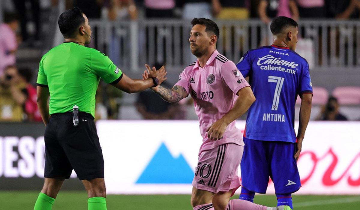 Said Martínez le pitó a Messi en la Leagues Cup .