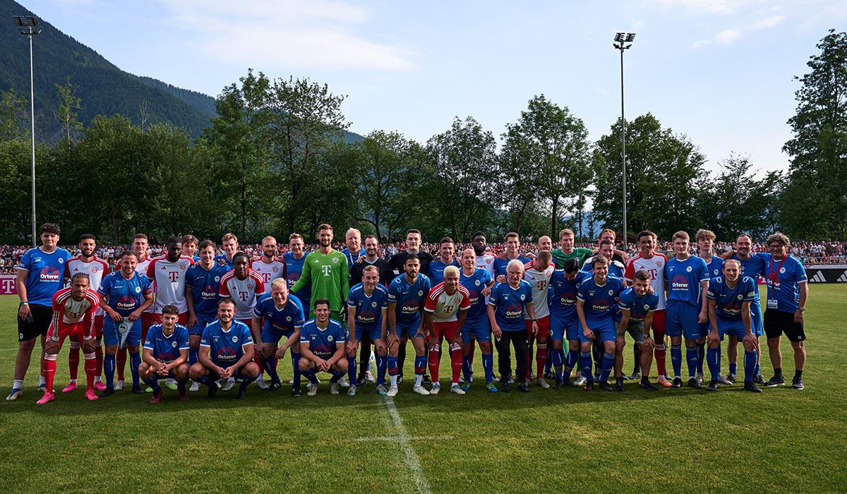 Jugadores del Bayern Múnich posaron con los del Rottach-Egern previo al inicio del juego.
